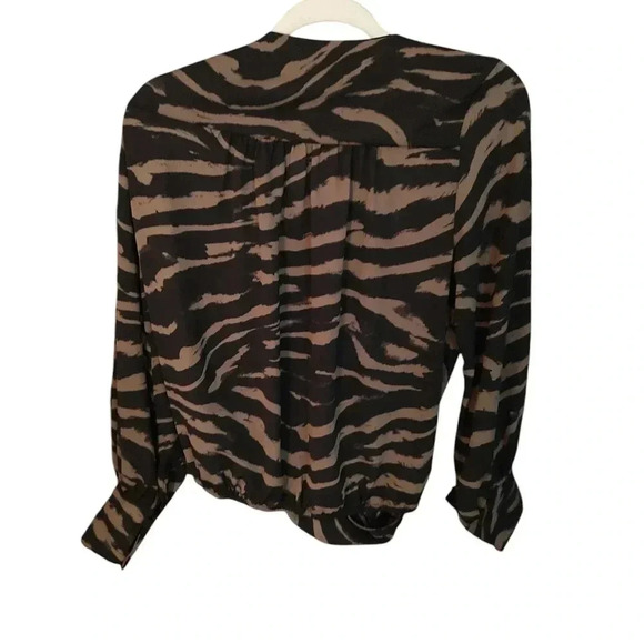 Evereve Lillian Surplice Top - Picture 4 of 5